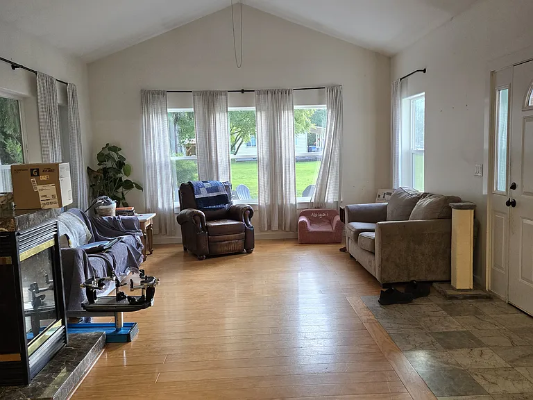 401 Burlingame Rd — Photo 4