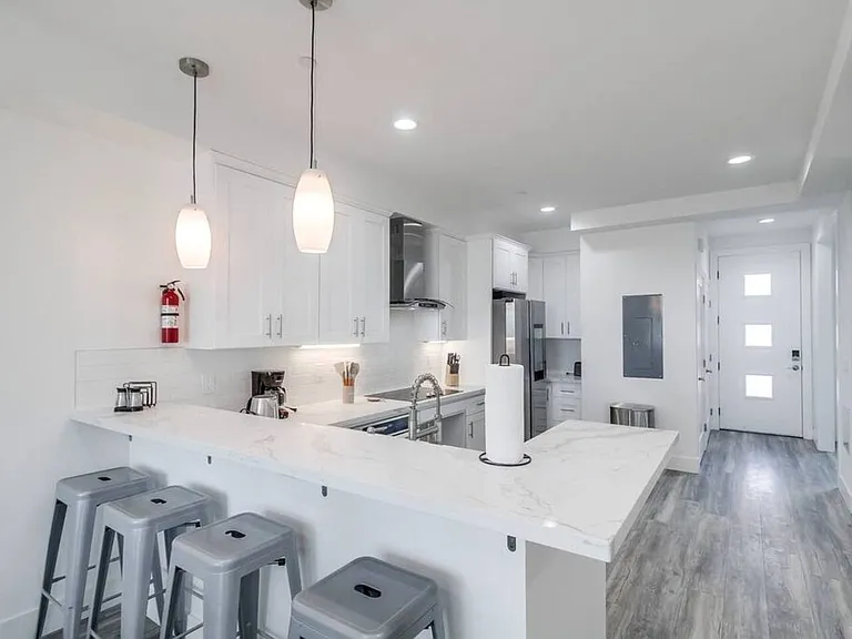 Fully equipped kitchen with seating