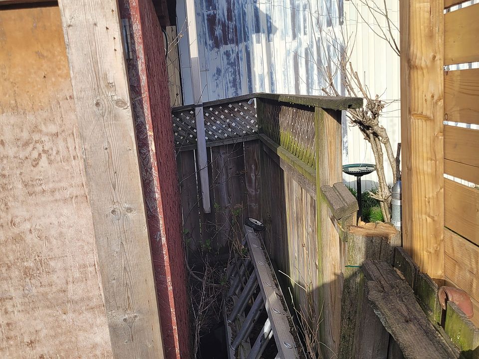 2nd image of 16 Uxbridge Ave