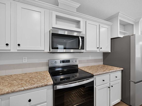 08_2445_Eber_Boulevard-Kitchen-0745