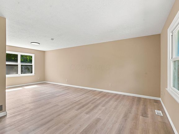 5th image of 11 Briarcliff Dr
