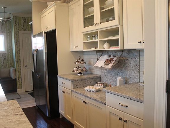 5th image of 24 Chateau Dr