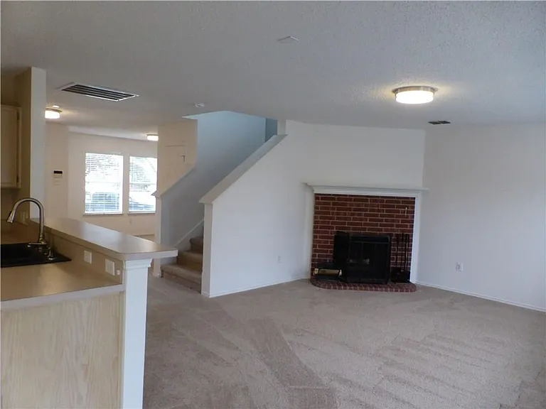 1572 Crown View Dr — Photo 7