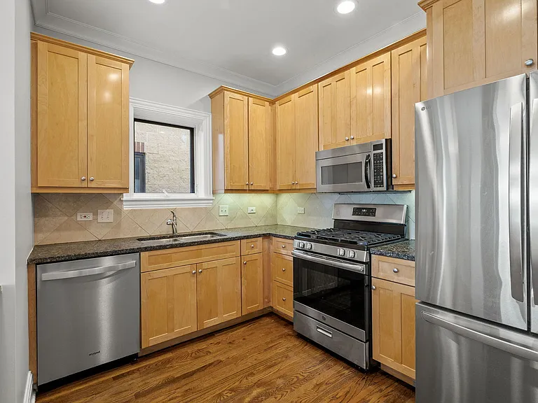 924 W Dakin St #4 — Photo 11