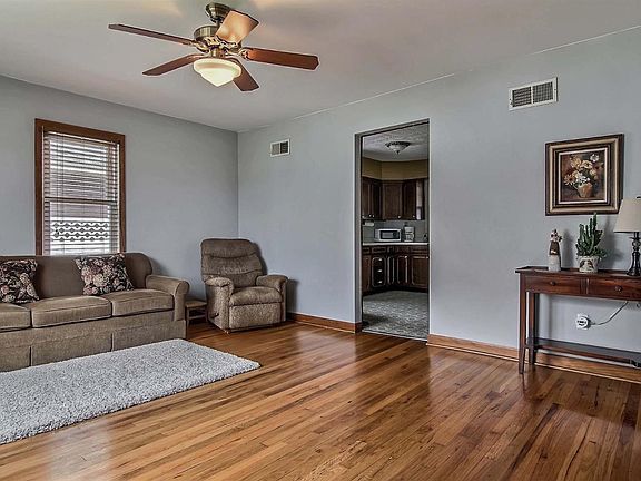 3rd image of 921 W 38th Ave