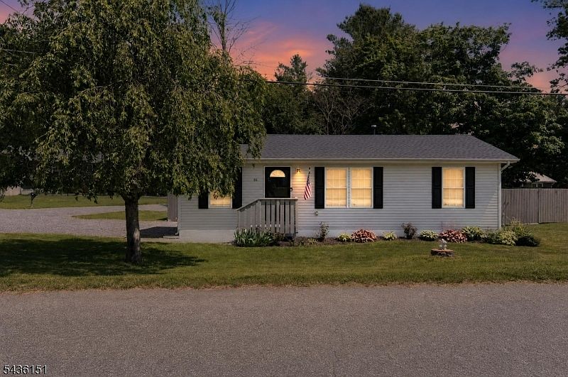 1st image of 16 Clover Ln