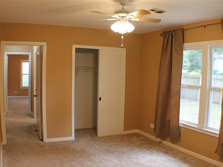 808 E Tom Green St — Photo 10