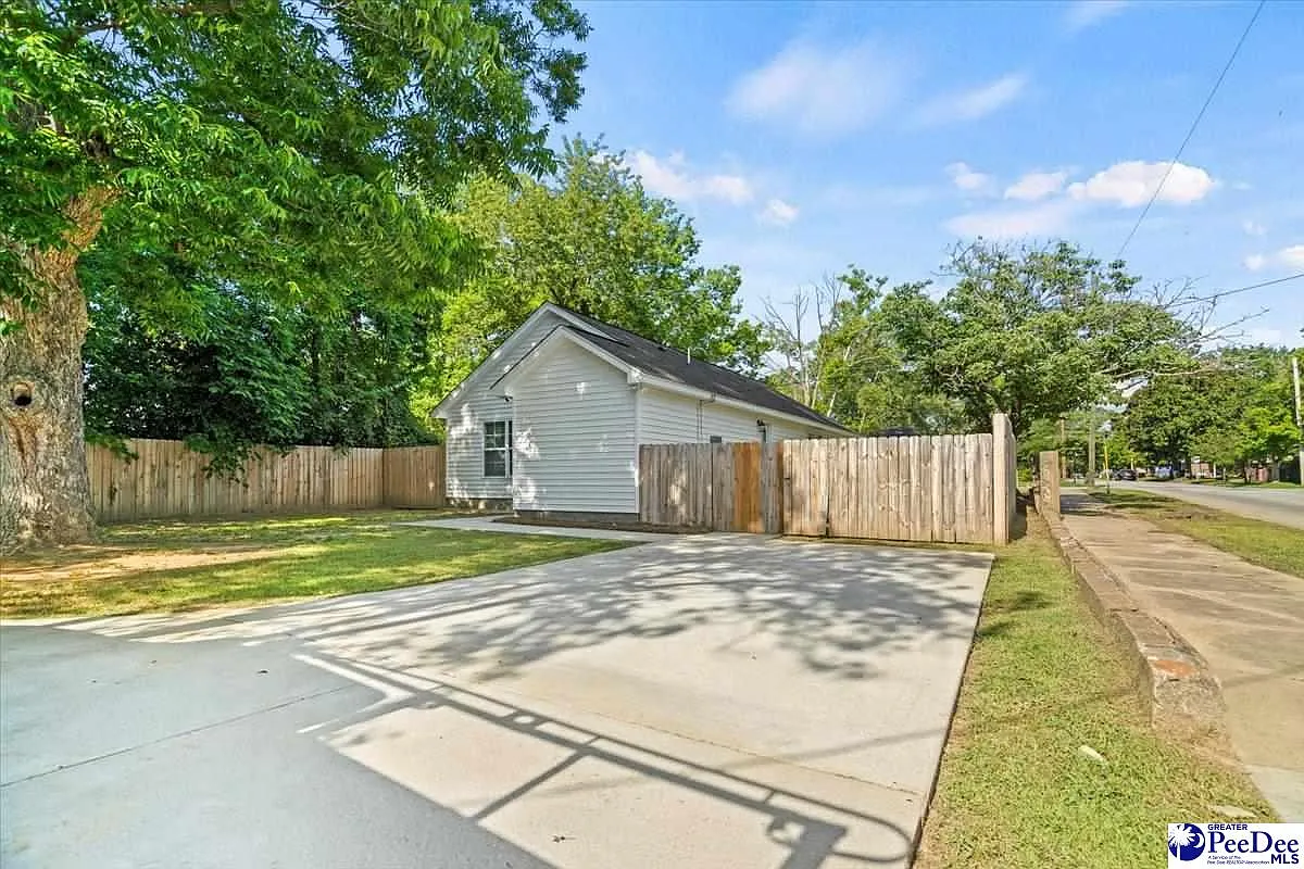 3 bed, 1374 sqft, $2,200 — Photo 4