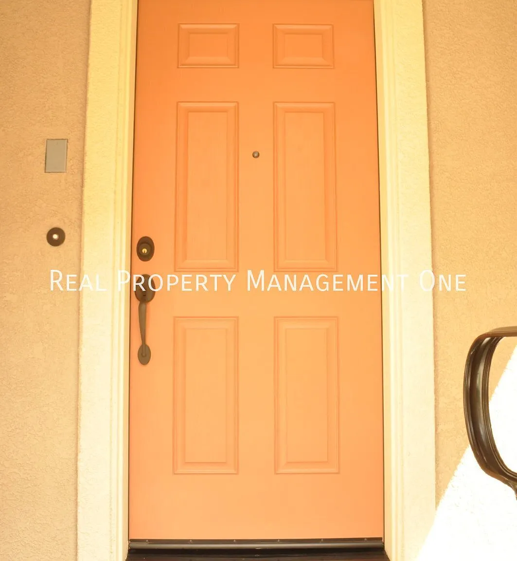 Stunning 2 Bed, 2.5 Bath Tri-Level Condo In Desirable Montage Community — Photo 3