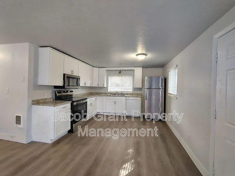 3 bed, 1.0 bath, 1100 sqft, $800 — Photo 3