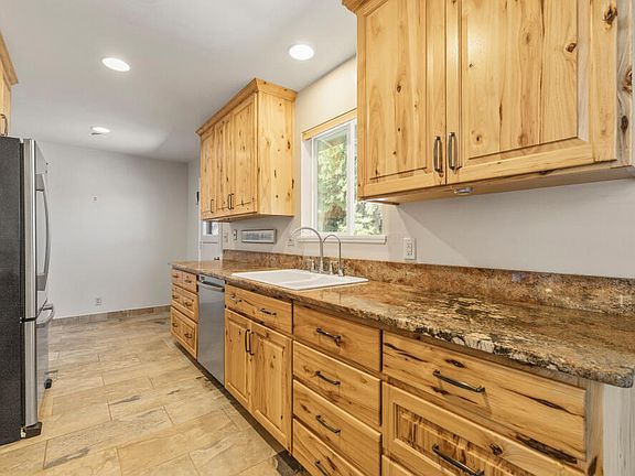 4th image of 620 Mount Pitt St