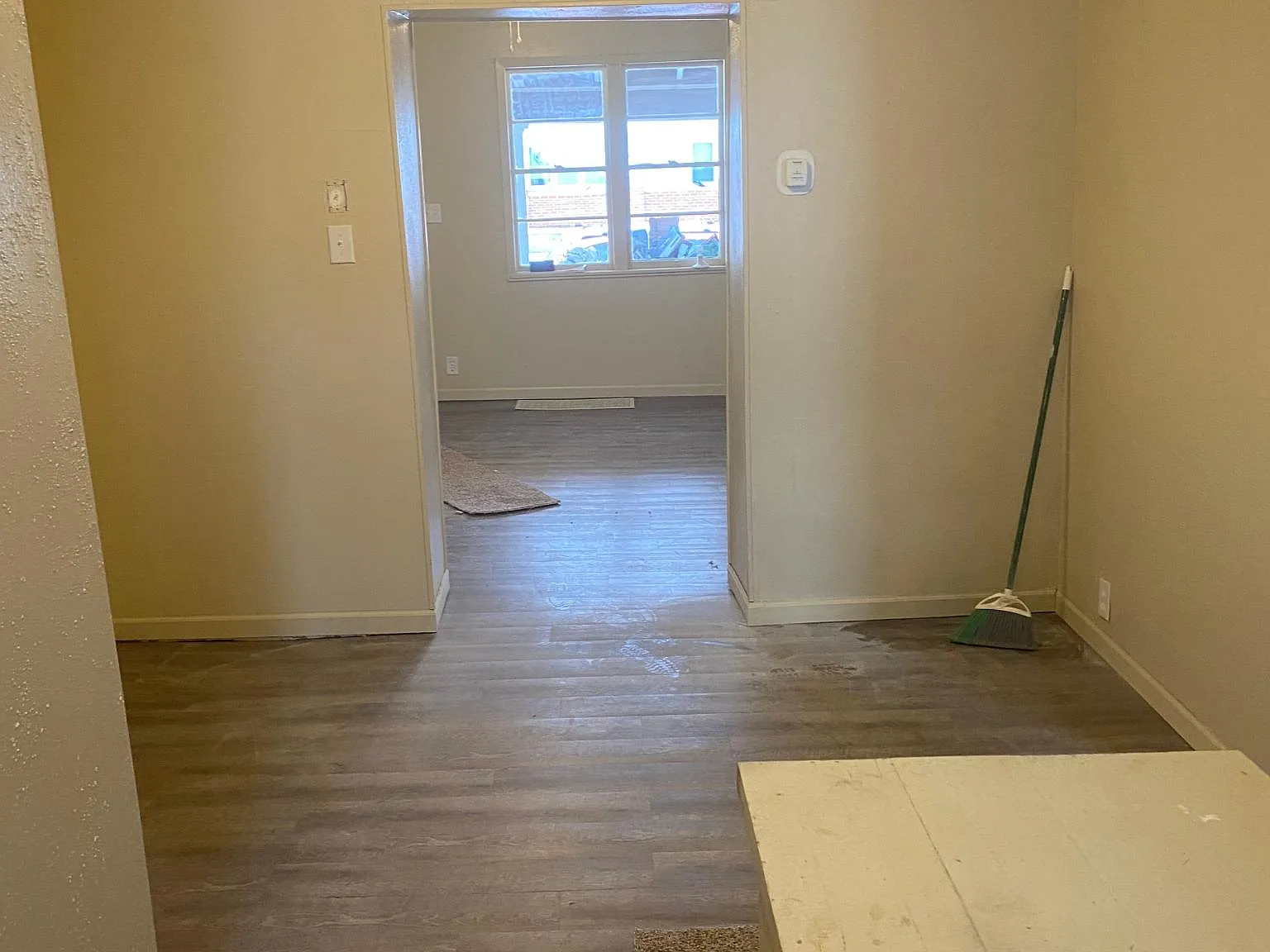 3 bed, 942 sqft, $950 — Photo 1