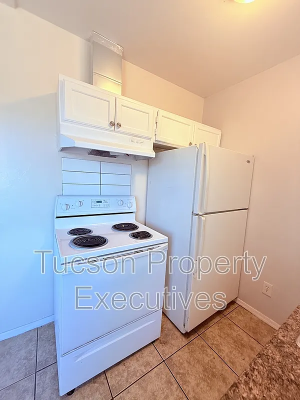 232 W Flores St — Photo 4