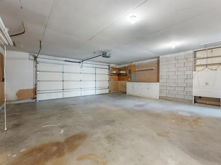 688 W State St — Photo 17
