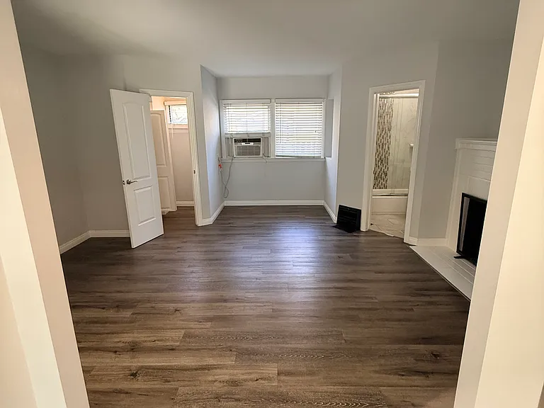 1813 W Victory Blvd — Photo 8