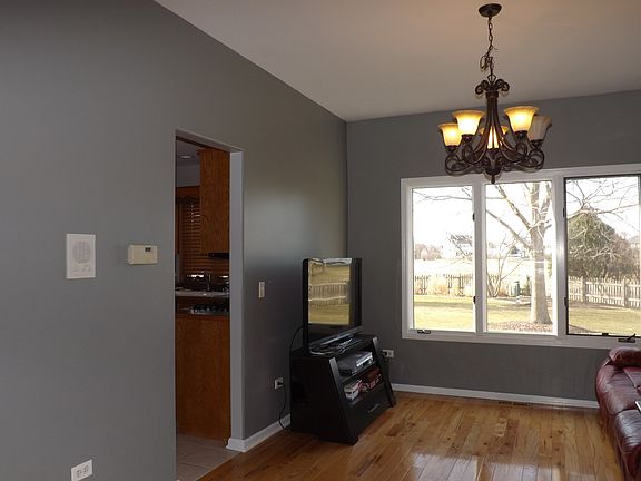 4th image of 25240 Monroe Ct