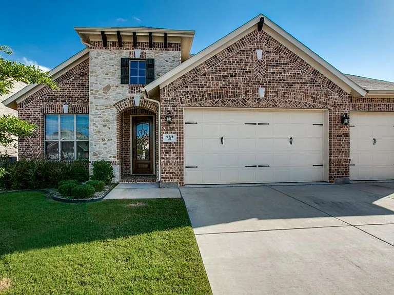 181 Hampton Dr — Photo 1