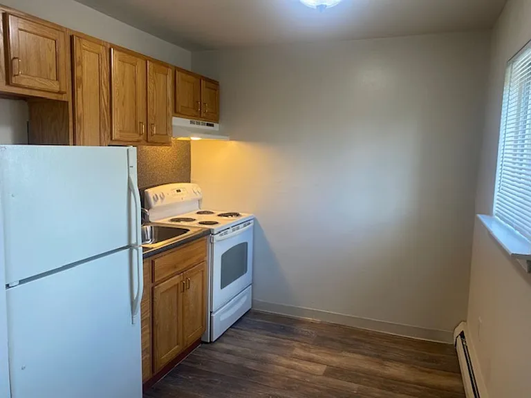 HOLLY GARDEN APARTMENTS — Photo 3