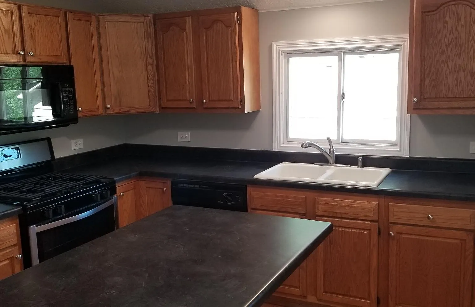 3 bed, 1.5 bath, 1200 sqft, $900 — Photo 4