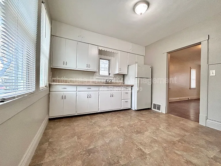 1126 Holt St — Photo 2