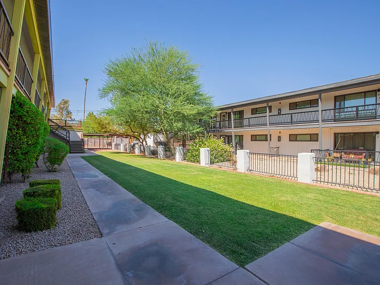326 W Earll Dr #3 — Photo 13