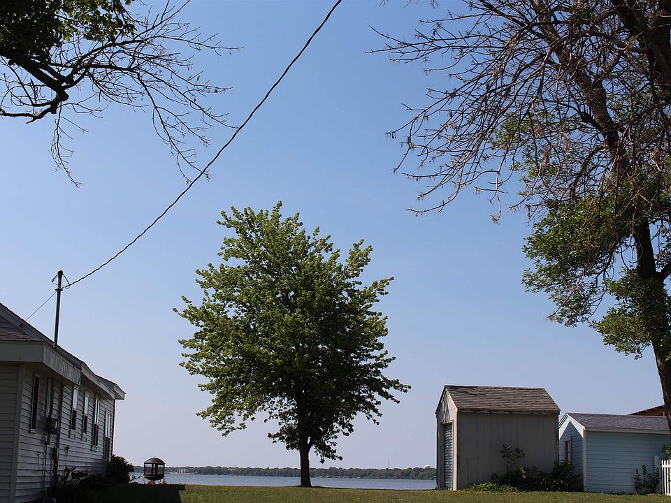 2nd image of 805 E Lakeshore Dr
