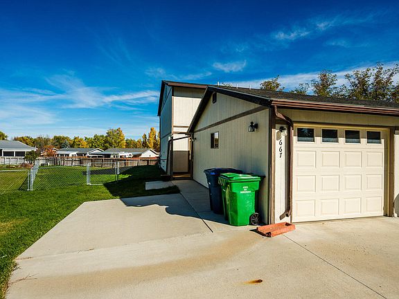 3rd image of 667 Sheri Ln
