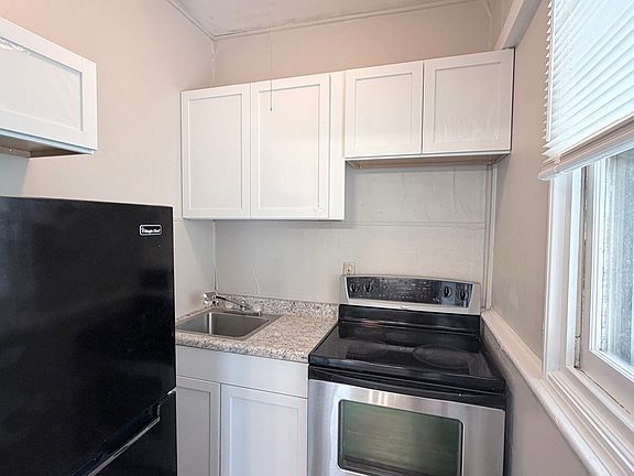 5th image of 806 SE Riverside Dr #C