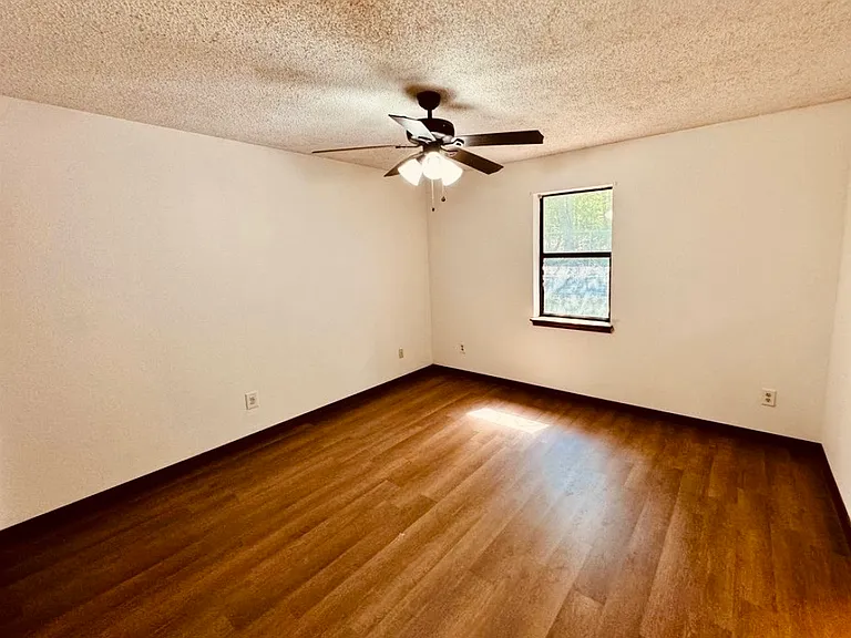 220 Long Beach Dr — Photo 9