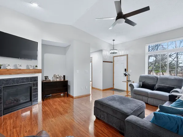 9509 Maple Ln, Johnston, IA 50131