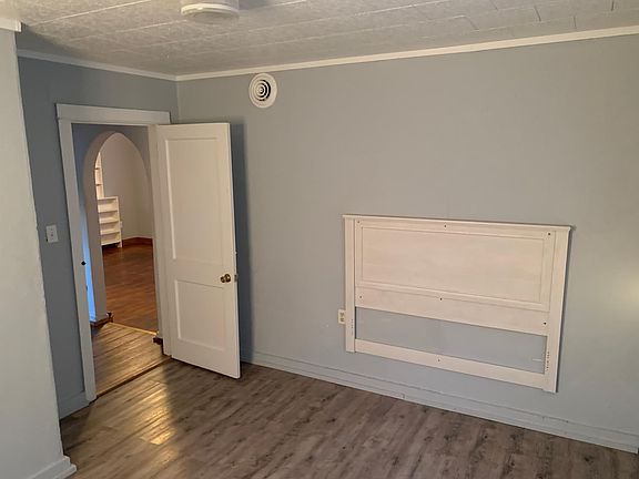 5th image of 115 Oak St