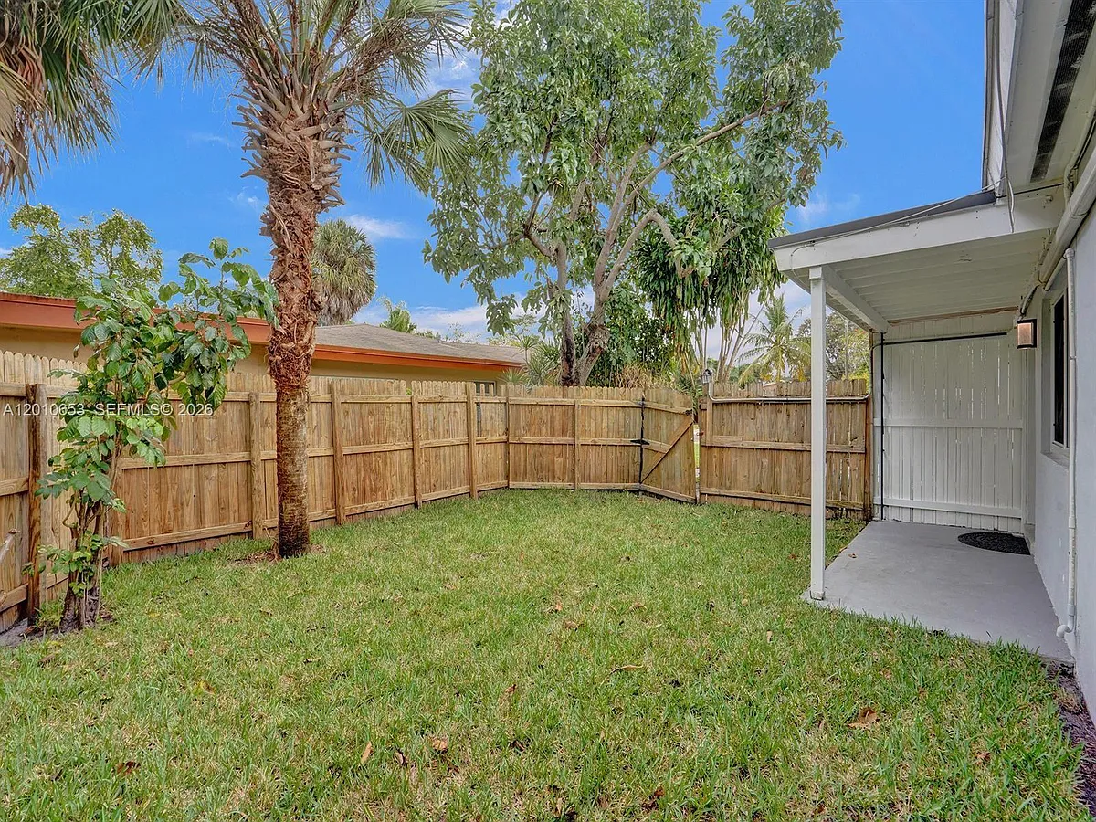 Photo 2 of 22 - 951 SW 30th St #1-2 - Fort Lauderdale, FL Building Photo - 951 SW 30th St #1-2