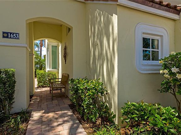 3rd image of 1653 Victoria Cir
