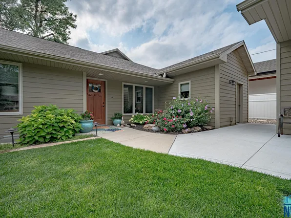 359 Lakeshore Dr, McCook Lake, SD 57049