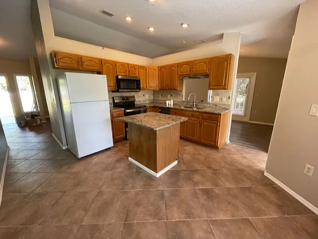 9332 Trevarthon Rd — Photo 21