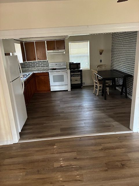 living room looking at kitchen