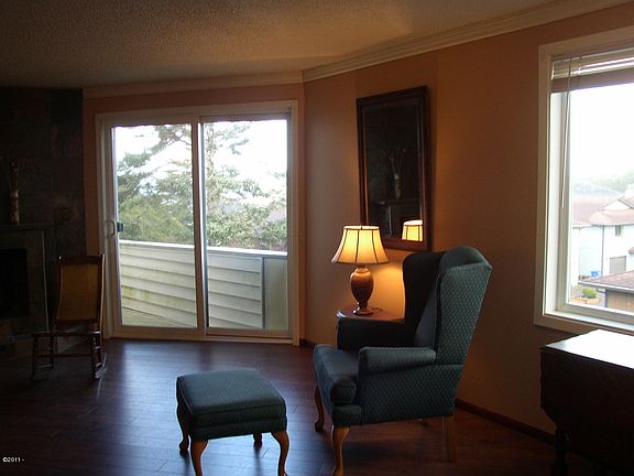 4th image of 637 SW Abbey St #5