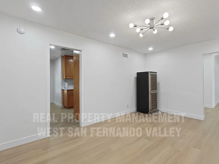12920 Aetna St — Photo 11