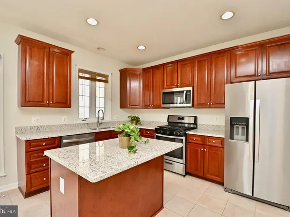 5027 Village Fountain Pl, Centreville, VA 20120