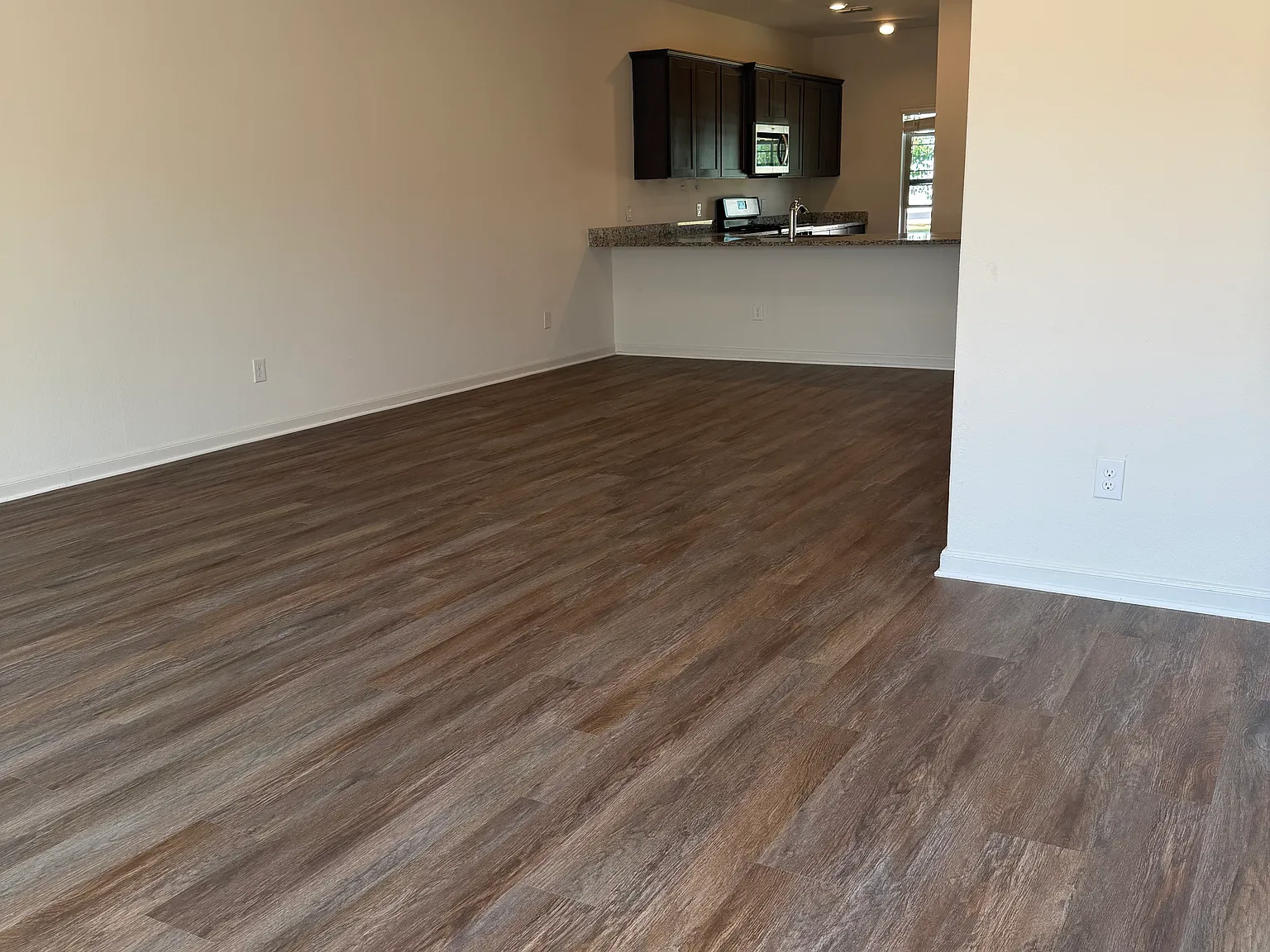5 bed, 2.5 bath, 2502 sqft, $2,500 — Photo 3