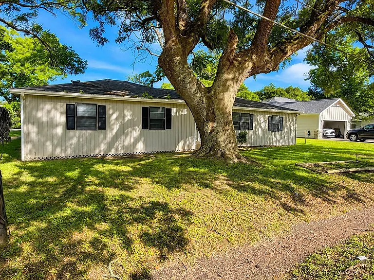 819 W Kyle Rd — Photo 2