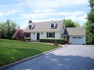 20 Old Coach Rd, East Setauket, NY 11733