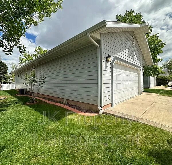 3209 Wild Rose Ln — Photo 32