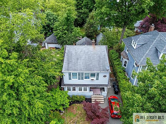 4th image of 111 Johnson St