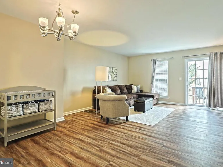 2723 Foxshire Dr — Photo 3