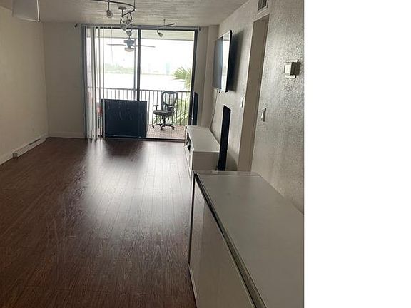 5th image of 117 Lake Emerald Dr APT 206