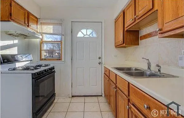 850 Center St — Photo 8