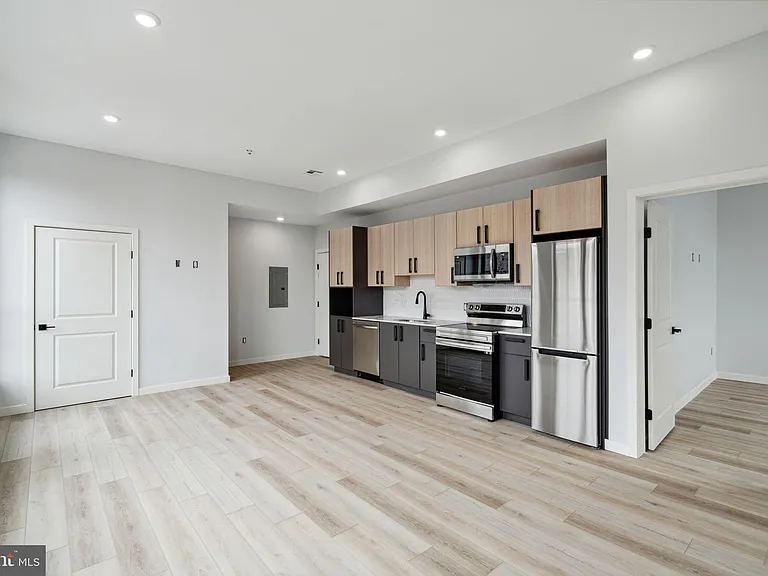 1112-16 E Berks St #210 — Photo 5