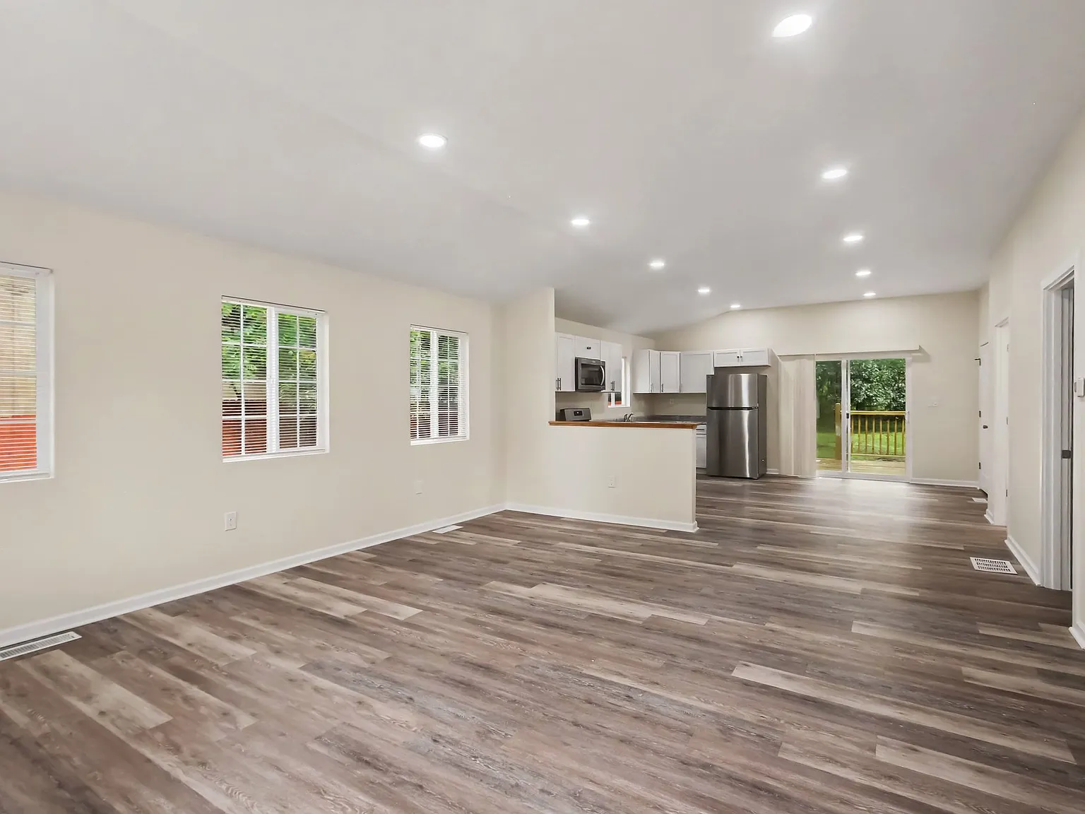 3 bed, 1207 sqft, $1,700 — Photo 2