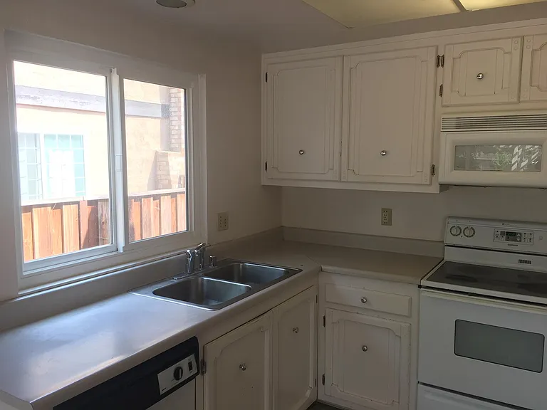 995 W 6th St — Photo 3